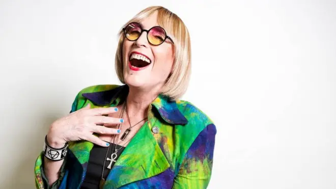 Artista performática Kate Bornstein diz que hoje não é nem homem nem mulher