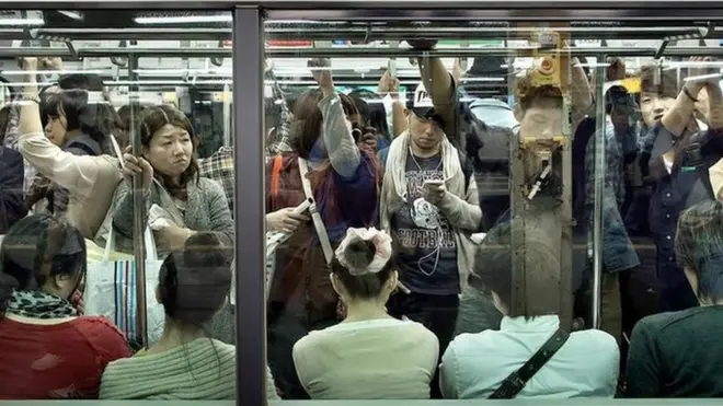 Japonya'da metro yolcuları