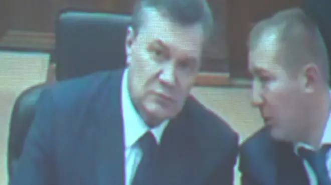 Віктор Янукович в режимі відеокеонференції прийшов до російського суду давати свідчення суду в Києві. Але засідання перенесли через блокування вивозу звинувачених "беркутівців".