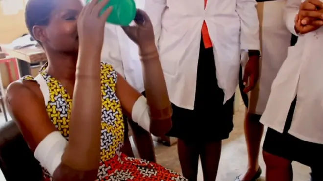 Нинсиима получила протезы; она осталась без рук,после того как на нее напал муж.