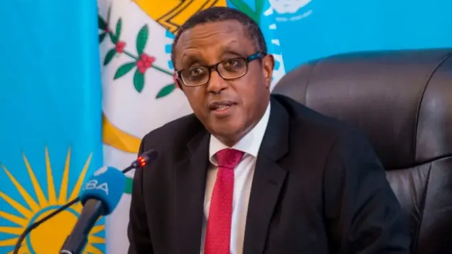 Bwana Vincent Biruta mu kignairo n'abanyamakuru