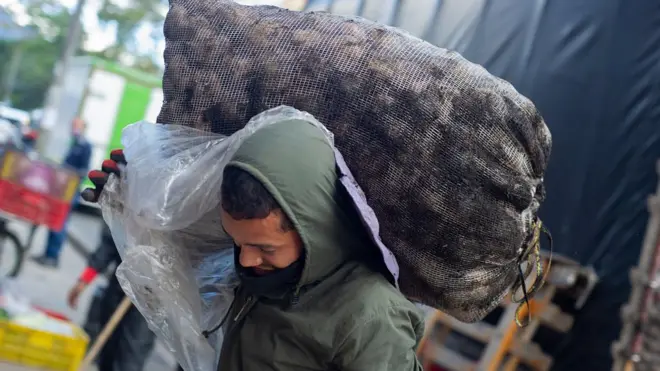 El incremento de los precios de alimentos afecta a los pequeños comerciantes.