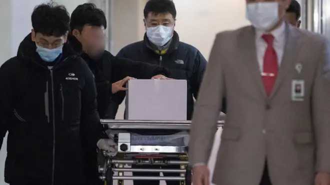 잇따라 사망한 신생아 4명의 시신이 부검을 위해 옮겨지고 있다