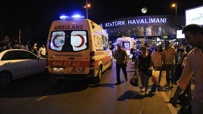 В результате взрывов в аэропорту имени Ататюрка погибли 42 человека
