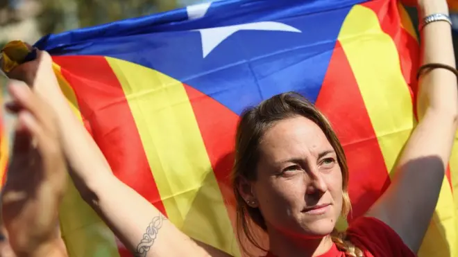 People wey support Independence gather outside di Catalan parliament as dem dey vote inside
