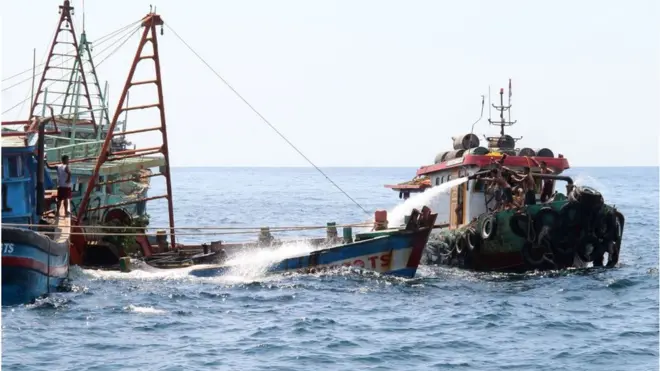 Một trong các tàu đánh cá Việt Nam bị Indonesia đánh chìm tại đảo Datuk, ở Tây Kalimantan vào ngày 4/5