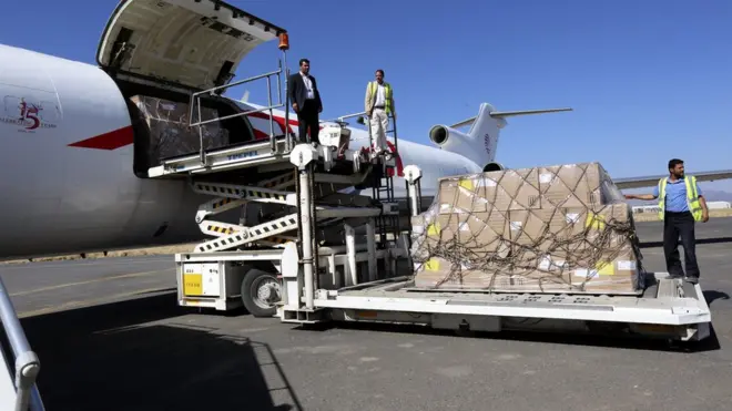 مطار صنعاء يستقبل معدات طبية بعد رفع جزئي للحصار