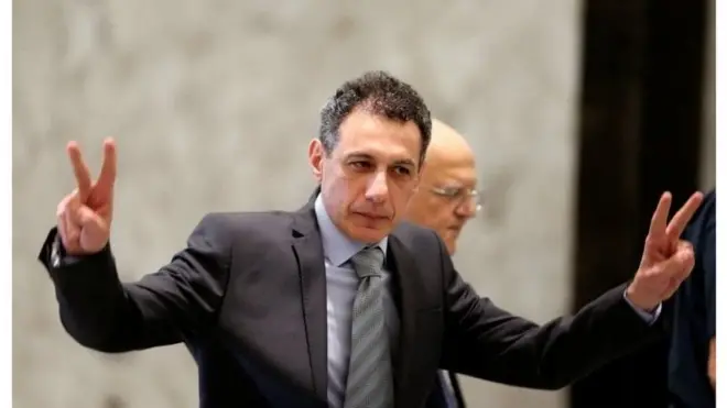 آقای زکا که به دعوت دولت ایران به این کشور رفته و بازداشت شده بود پس از آزادی، زندانی شدن در ایران را "آدم ربایی" خواند و روند محاکمه اش را "صوری" توصیف کرد. او دارای اقامت دائم ایالات متحده هم بود و طی دوران زندان با شماری از زندانیان دوتابعیتی ایرانی در یک بازداشتگاه بود