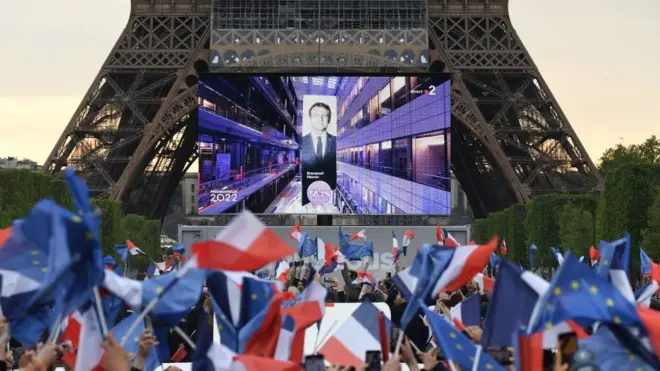 Macron destekçileri, Paris'teki Eyfel Kulesi önünde kutlamalara başladı