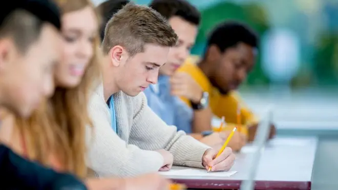 Menulis dengan tangan