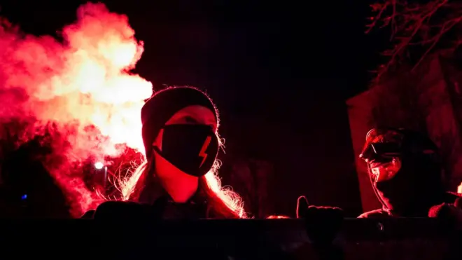 Тысячи людей вышли на улицы Варшавы после публикации решения конституционного суда о фактическом запрете абортов