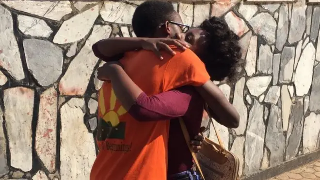 Kukumbatiana katika utamaduni wa Wanyarwanda ni ishara ya upendo na furaha ya ndani ya moyo ambayo mtu anakuwa nayo kwa mtu mwingine