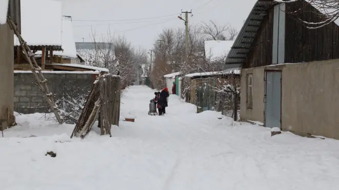 Б. Айталиев: Азыр жер ээлери муну менен эле чектелбей, керек болсо жанагы ФАПтарды, бала бакчаны кура турган жерлерге өздөрүнүн жерлерин бергенге макул болуп күтүп отурушат