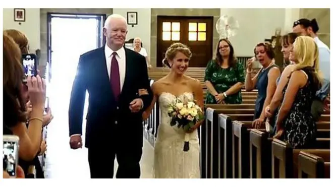 Este viernes el hombre al que hace ya una década le trasplantaron el corazón de su padre, Arthur Thomas, condujo a Jeni Stepien al altar.