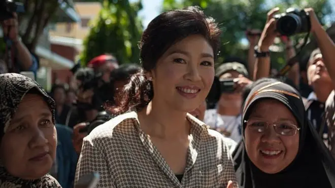 นางสาวยิ่งลักษณ์ ชินวัตร อดีตนายกรัฐมนตรี ทักทายผู้สนับสนุน ระหว่างเดินทางไปลงประชามติร่างรัฐธรรมนูญที่หน่วยเลือกตั้งในกรุงเทพฯ เมื่อวันที่ 7 ส.ค. 2016