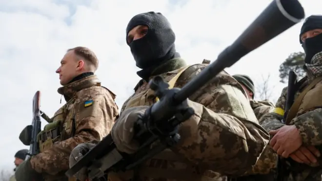 Anggota baru Pasukan Pertahanan Teritorial menunggu latihan militer di tengah invasi Rusia ke Ukraina, di Kyiv, 9 Maret 2022.