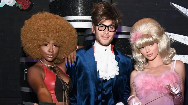 Кендалл Дженнер с друзьями появилась в образе героев фильма "Остин Пауэрс"