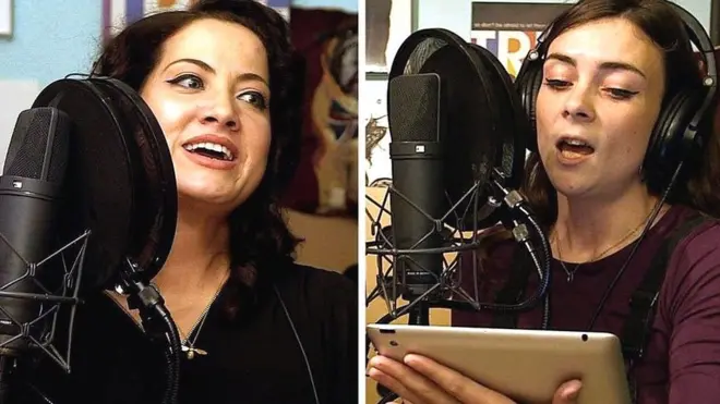 Dos miembros del coro de fibrosis quística cantando.