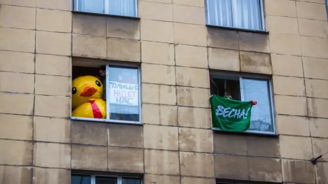 Уточка в окне