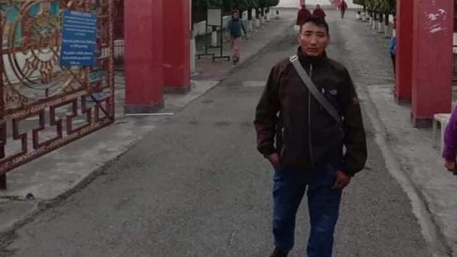 53岁的丹增尼玛在一场军事行动中因地雷爆炸而身亡。