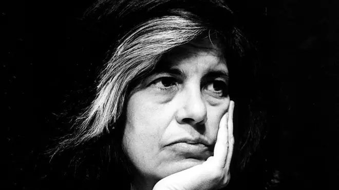 Sontag se hizo famosa sobre todo a raíz de su ensayo "Notes on Camp", donde trataba un tema del que entonces apenas se hablaba: la homosexualidad.