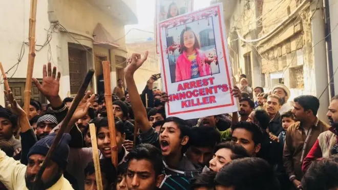 ڈنڈوں سے لیس مظاہرین نے ہسپتال کے باہر لگے پینر پھاڑ دیے