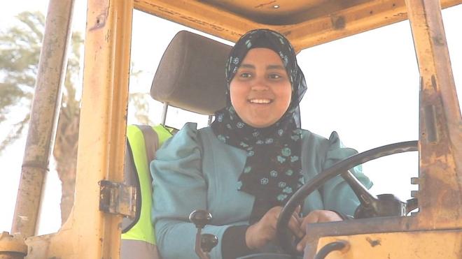 فتاة مصرية بعمر 15 سنة تقود جرّافة لتعيل والدها وأخواتها