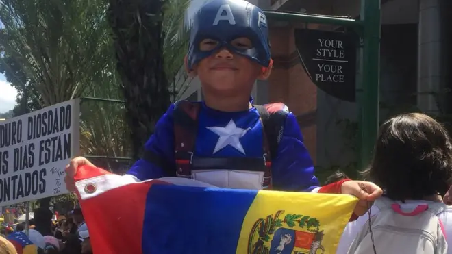 Este pequeño fue una de las atracciones de la manifestación de la oposición. Se fue disfrazado del Capitán América.