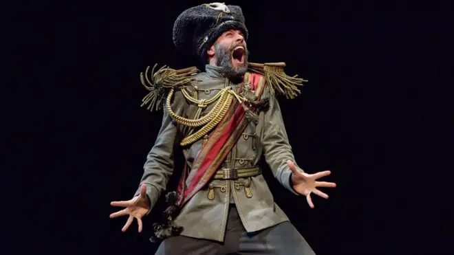 Даг Лезерен в роли директора комплекса, то есть Городничего