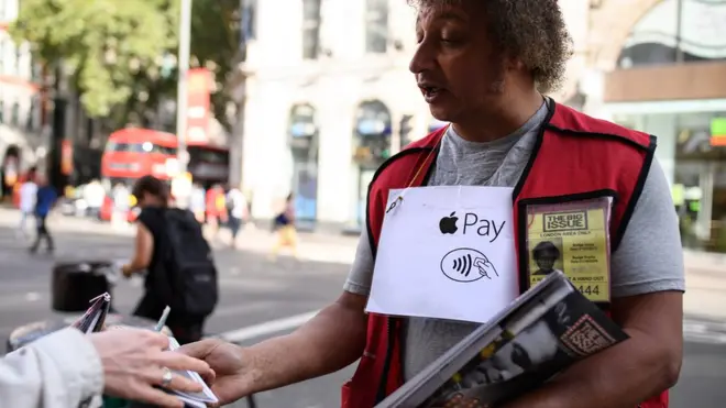 드라마 '빅이슈' 제목의 모토가 된 잡지사 빅이슈는 앞서 말한 자립을 통한 재활, 자활을 돕는 기업의 대표적인 예다