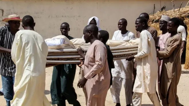 People carry deadi bodi