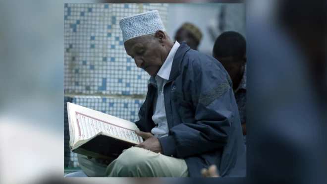 አንድ አማኝ በመስጊድ ውስጥ ቁርዓን በመቅራት ላይ