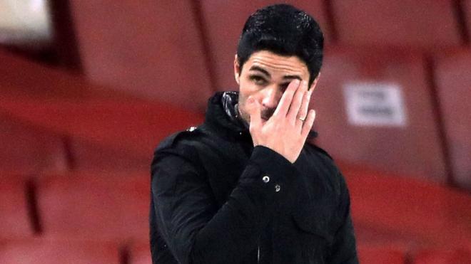 Le patron d'Arsenal Mikel Arteta réagit lors de la défaite 4-1 de son équipe en Coupe de Carabao contre Manchester City