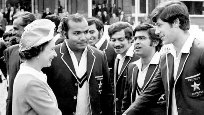 سنہ 1971 میں لارڈز ٹیسٹ میں اٹھارہ سالہ نوجوان عمران خان ملکہ برطانیہ سے مصافحہ کر رہے ہیں