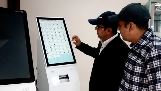 विद्युतीय मतदान यन्त्र।