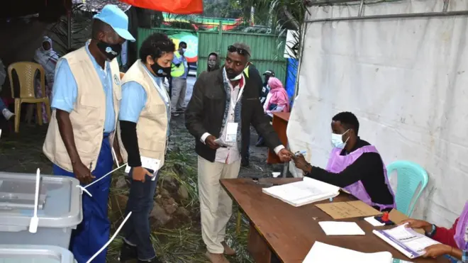 የምሥራቃዊ አፍሪካ ተጠባባቂ ኃይል የምርጫ ታዛቢዎች በአንድ የምርጫ ጣቢያ ውስጥ