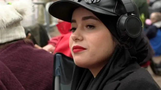 "مكثت هنا طوال الليل لرؤية الملكة لآخر مرة"