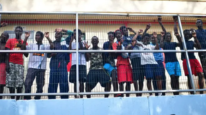 Des ressortissants africains, dans un centre de séjour temporaire pour migrants, à la frontière entre le Maroc et l'enclave espagnole de Ceuta, le 22 août 2018.