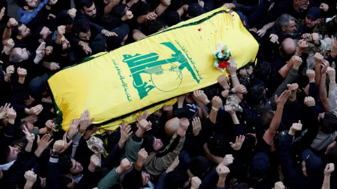 مناصرو حزب الله اللبناني يشيعون جثمان أحد قتلى الحزب في التصعيد الأخير مع إسرائيل