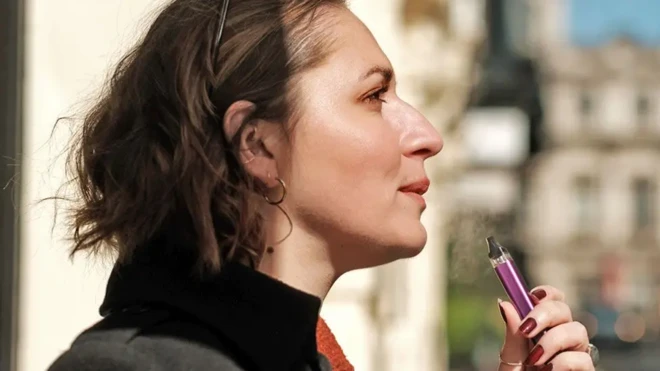 курильщица вейпа