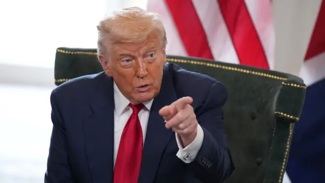 Foto Onyeisiala Trump dịka ọ na-atụ aka