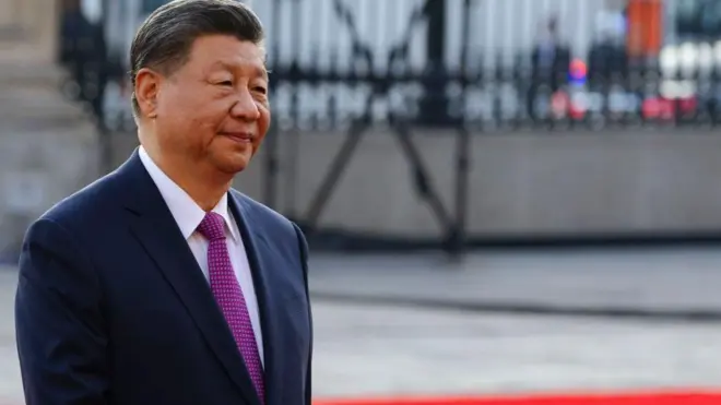 Си Цзинпин в костюме на размытом фоне