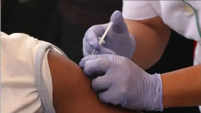 Nọọsi to n fun alaisan ni abẹrẹ