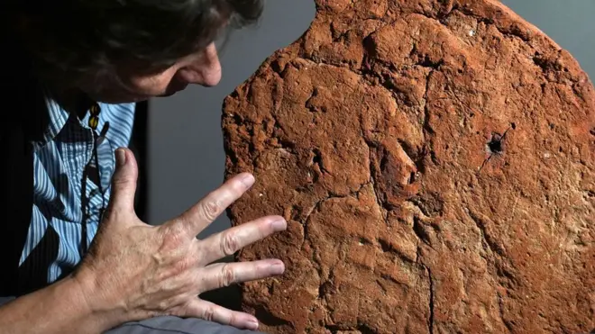 Откриће води „директно у моменат када је предмет направљен и до особе која га је направила“, рекла је кустоскиња Хелена Страдвик