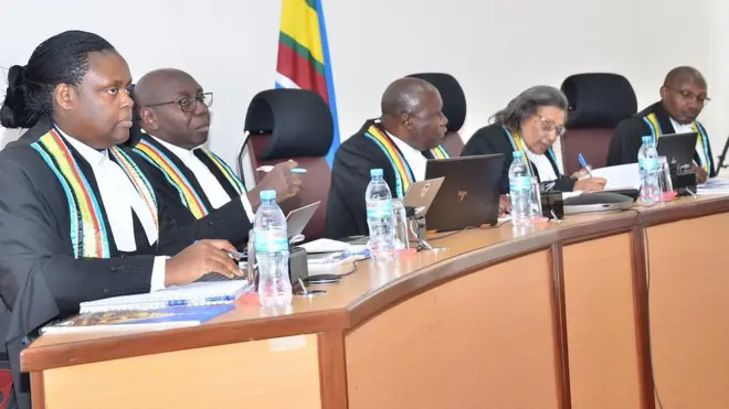 Abacamanza b’uru rukiko, kuva ibubafu uja iburyo, Anita Mugeni(Rwanda), Geoffrey Kiryabwire(Uganda), Nestor Kayobera(Burundi), Sauda Mjasiri(Tanzania), na Kathurima M'Inoti(Kenya)