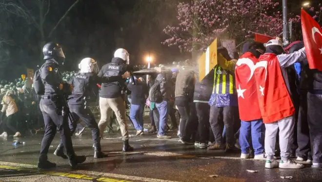 イスタンブール市長の逮捕に抗議する人たちに催涙スプレーを使う警察