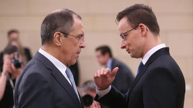 Minister spraw zagranicznych Rosji Siergiej Ławrow (po lewej) słucha ministra spraw zagranicznych Węgier Petera Szijjarto (po prawej) po rozmowach w rezydencji państwowej w Nowo-Ogariowie, 17 lutego 2016 r. w Moskwie, Rosja