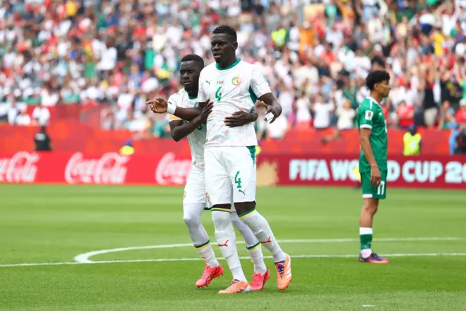 احتفال اللاعب عبدالله سيك بهدف التقدم في شباك العراق