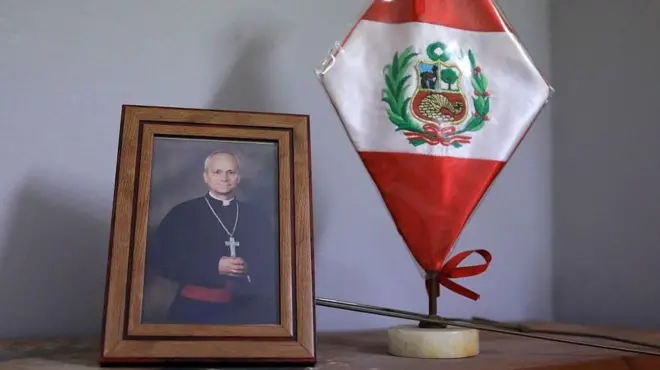 Retrato del cardenal Robert Prevost junto a la bandera de Perú