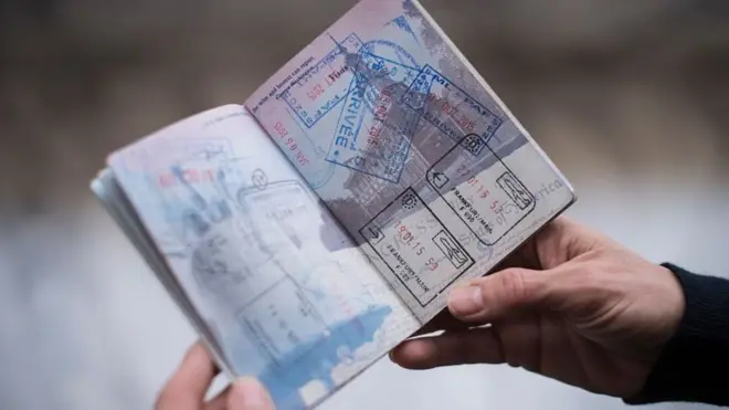 Pesin dey show inside dia passport